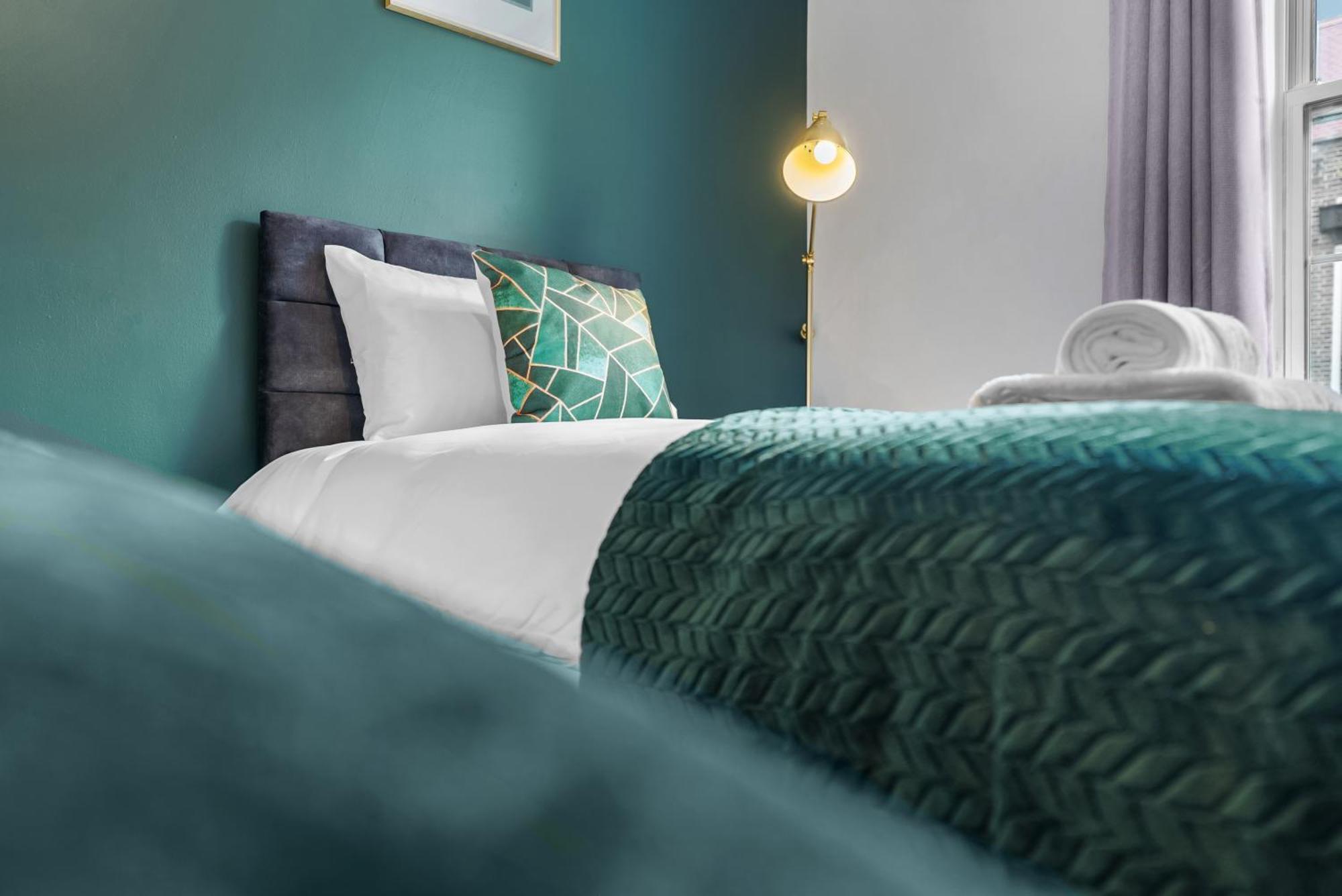 Chic 2 Bedroom Apartment Near Liverpool Street By Gold Stays London Ngoại thất bức ảnh